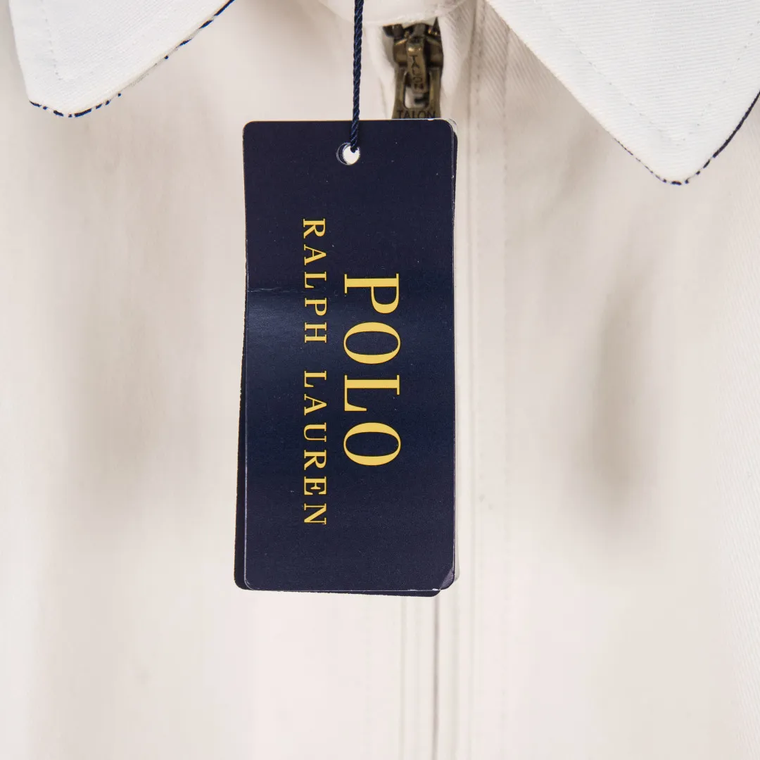 P360 zp version [Exclusive supply] Ralph Lauren/Ralph Lauren 2024aw new blue and white contrasting lapel white veteran short retro flight jacket - The face is made of washable twill washed cotton, soft and tangible✅ -Customized laser tortoise RL original hand-sewn buckle✅ -Vintage bronze natural paint double zipper✅ - 2024 new model, long-term out of stock at the counter, a very gentle white stand-up collar retro jacket The blue and white patch on the inner collar is a highlight that distinguishes the classic model. The two embroideries on the whole body echo the same color. The fabric is double-layered inside and outside. Both are made of pure cotton. There are buttons under the collar to fasten. Button cuffs + "polo" embroidery on the cuffs. The overall style is retro. There is also an elastic band at the hem. It can be casual or formal. Color: White Size: S M L XL Number: WW10747